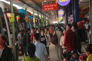 Người dân ăn, ngủ tại Bến xe Miền Đông chờ mua vé