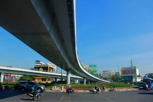 Ngày đầu thông xe cầu vượt ngã 7 gần sân bay Tân Sơn Nhất