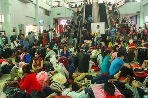 Khách trải chiếu nằm vật vờ tại ga Sài Gòn chờ tàu về Tết