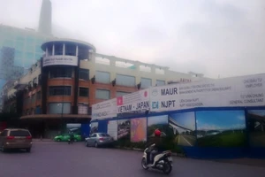 Đập bỏ trung tâm thương mại lâu đời nhất Việt Nam