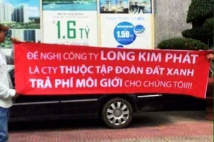 Sàn bất động sản mang băng rôn đi đòi nợ