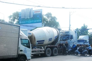 Xe container “vây” khu đô thị