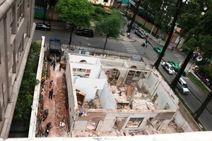 Đập bỏ biệt thự cổ ở quận 1