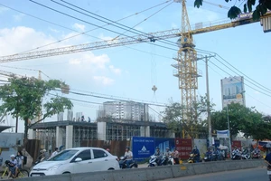 Sập cần cẩu dự án Topaz Home khiến hai người bị thương