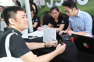 Xếp hàng mua nhà: “Sốt” căn hộ giá rẻ?