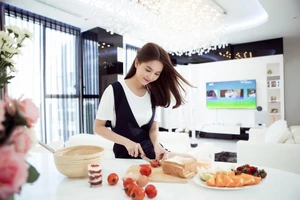 Choáng ngợp căn hộ trắng 20 tỷ đồng của Ngọc Trinh