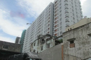 Chung cư thi công ngổn ngang đã 'lùa' dân vào ở