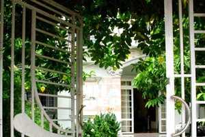 Cách hóa giải đường dốc đâm thẳng vào cửa chính