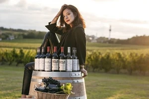 Vườn nho xanh tốt trong lâu đài tuyệt đẹp của Triệu Vy