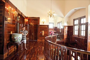 Biệt thự “phủ kín” gỗ quý của diễn viên Hoàng Mập