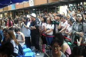 Thanh Duy idol ra mắt sách, Đường Sách đông nghẹt fan và sao