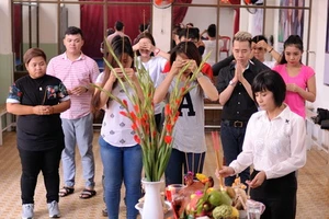 Trở thành cô giáo, Cát Phượng cúng tổ heo quay 