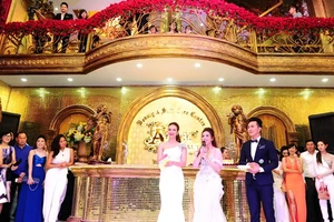 Dàn hoa hậu, người mẫu khai trương lâu đài dát vàng