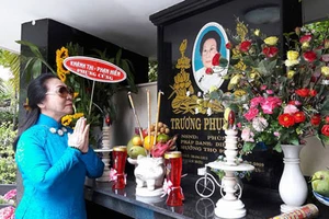 Đông đảo giới nghệ sĩ quy tụ về lễ tưởng niệm NSND Phùng Há