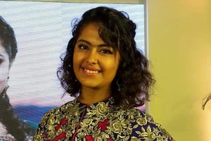 Cô dâu 8 tuổi trả lời phỏng vấn của báo chí Việt Nam