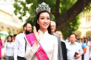 Hoa hậu Đỗ Mỹ Linh về khai giảng ở trường cũ ​