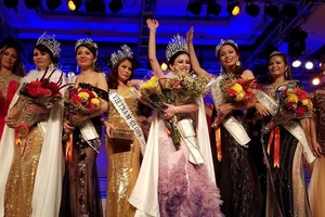 Janny Thủy Trần đăng quang Mrs. Globe VN International 