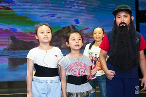 Các đồng ấu cải lương đại náo 'Làng hài mở hội'