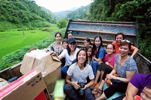 Việt Hương dẫn con gái vượt rừng núi đi từ thiện ​