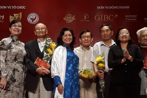 Kỳ nữ Kim Cương trao quà tết cho nghệ sĩ