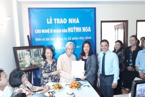 Đạo diễn 'Đời cô Lựu' được tặng căn hộ mới