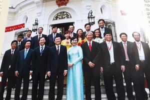 Áo dài phu nhân nguyên Chủ tịch nước ở 'Vị thế VN'