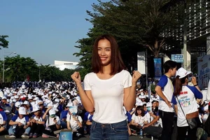 Lãnh đạo thành phố và hoa hậu dẫn đầu 5.000 người đi bộ