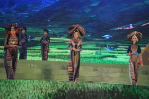 Người đẹp lộng lẫy trong áo dài sắc màu Tây Bắc ​