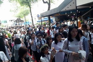 Chen nhau xếp hàng dài nghẹt đường xin chữ ký