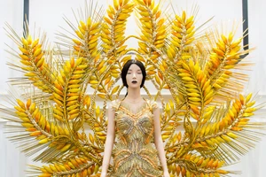 Cận cảnh quốc phục hình bông lúa của hoa hậu Trâm Lưu 