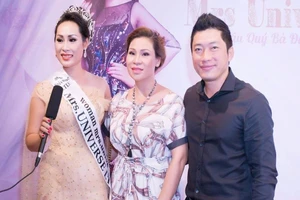 Diễn viên Kinh Quốc cùng vợ đại gia chúc mừng Hạnh Lê