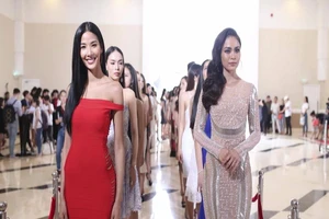 Hoàng Thùy bật khóc nức nở ở Hoa hậu Hoàn vũ VN