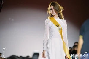 Chỉ Miss Nhật Bản mặc áo dài giữa rừng váy dạ hội