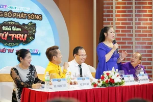 Nghệ sĩ Hồng Vân la dạy học trò đi trễ tại họp báo