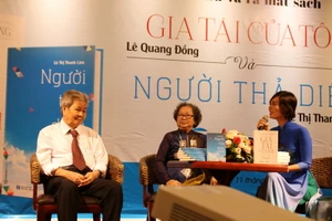 Hai cha con cùng ra mắt sách mới