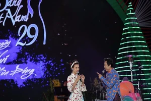 Khán giả Đà Lạt đội gió rét xem Hương Lan, Tuấn Ngọc