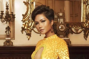 Ngắm tân 'Hoa hậu Hoàn vũ' từ sân khấu đến đời thường