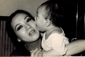 Khán giả khóc nghẹn thương phận mồ côi con cố NS Thanh Nga