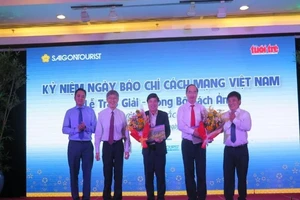 Ra mắt sách ảnh du lịch có thủ bút của lãnh đạo TP.HCM