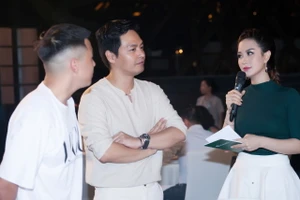 Á hậu Diễm Trang khoe sắc, khoe tiếng Anh 