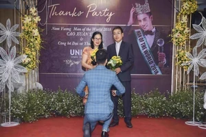 'Người đàn ông của Thế giới' 2018 quỳ gối tặng hoa cha mẹ