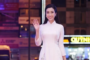 Hoa hậu Đỗ Mỹ Linh gây thương nhớ với áo dài hoa sen