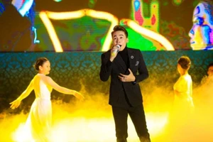17000 khán giả lên núi xem live show Trần Vũ trong chùa