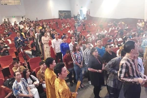 Nghệ sĩ Trịnh Kim Chi làm giỗ Tổ nghiêm cẩn, hoành tráng 