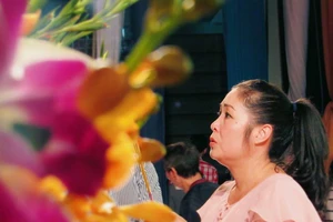 Nghệ sĩ Hồng Vân vừa xuống sân bay đã vội làm giổ Tổ