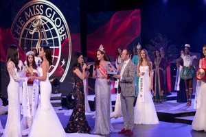 Ngỡ ngàng Hoa hậu Khánh Ngân bị cướp quyền trao vương miện