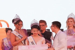 Tiếp viên Vietnam Airlines đăng quang Mrs International 2018