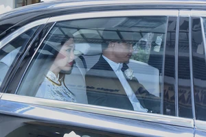 Á hậu Thanh Tú lên xe hoa bằng Rolls Royce cùng dàn xe 60 tỉ