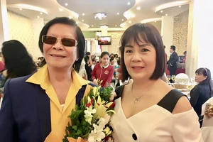 Minh Cảnh về nước, nghệ sĩ cải lương hân hoan đón chào