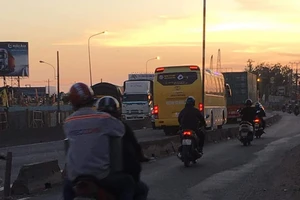 Chúng tôi cần con lươn ngăn làn xe container và xe máy!